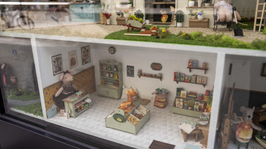 La clínica Araújo Smart Dental llama la atención de los viandantes con una ‘casita de muñecas’ de cuatro metros de largo