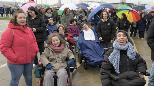 Centos de persoas conmemoran o Día Internacional da Discapacidade