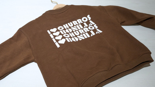 Hay camisetas y sudaderas con motivos y colores que homenajean al chocolate y los churros, mientras que la gran novedad es una colonia de cacao