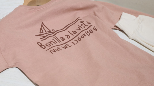 Hay camisetas y sudaderas con motivos y colores que homenajean al chocolate y los churros, mientras que la gran novedad es una colonia de cacao