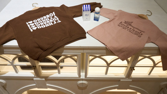 Hay camisetas y sudaderas con motivos y colores que homenajean al chocolate y los churros, mientras que la gran novedad es una colonia de cacao