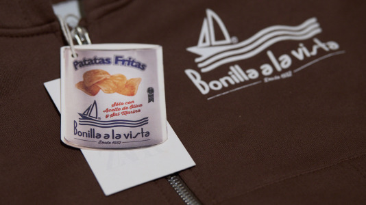 Hay camisetas y sudaderas con motivos y colores que homenajean al chocolate y los churros, mientras que la gran novedad es una colonia de cacao