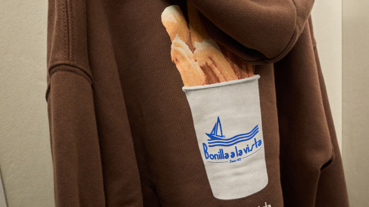 Hay camisetas y sudaderas con motivos y colores que homenajean al chocolate y los churros, mientras que la gran novedad es una colonia de cacao