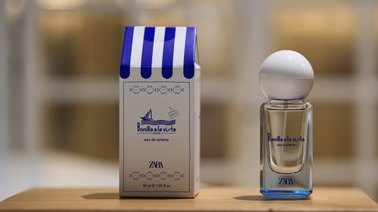 Hay camisetas y sudaderas con motivos y colores que homenajean al chocolate y los churros, mientras que la gran novedad es una colonia de cacao