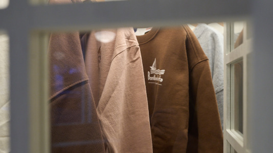 Hay camisetas y sudaderas con motivos y colores que homenajean al chocolate y los churros, mientras que la gran novedad es una colonia de cacao