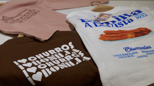 Hay camisetas y sudaderas con motivos y colores que homenajean al chocolate y los churros, mientras que la gran novedad es una colonia de cacao