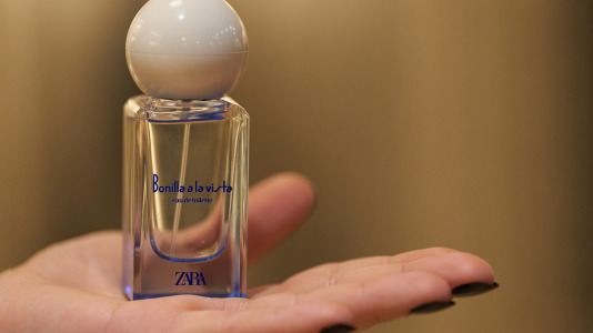 Hay camisetas y sudaderas con motivos y colores que homenajean al chocolate y los churros, mientras que la gran novedad es una colonia de cacao