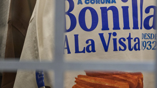 Hay camisetas y sudaderas con motivos y colores que homenajean al chocolate y los churros, mientras que la gran novedad es una colonia de cacao