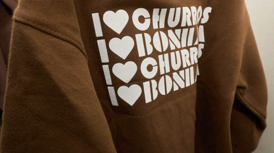 Hay camisetas y sudaderas con motivos y colores que homenajean al chocolate y los churros, mientras que la gran novedad es una colonia de cacao