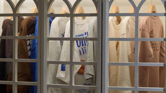 Hay camisetas y sudaderas con motivos y colores que homenajean al chocolate y los churros, mientras que la gran novedad es una colonia de cacao