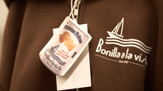 Hay camisetas y sudaderas con motivos y colores que homenajean al chocolate y los churros, mientras que la gran novedad es una colonia de cacao