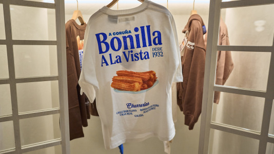 Hay camisetas y sudaderas con motivos y colores que homenajean al chocolate y los churros, mientras que la gran novedad es una colonia de cacao
