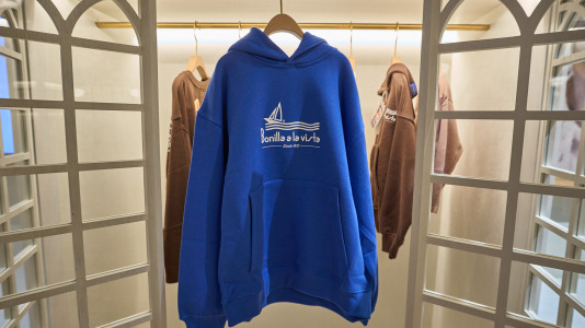 Hay camisetas y sudaderas con motivos y colores que homenajean al chocolate y los churros, mientras que la gran novedad es una colonia de cacao