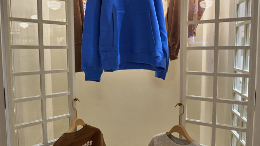 Hay camisetas y sudaderas con motivos y colores que homenajean al chocolate y los churros, mientras que la gran novedad es una colonia de cacao