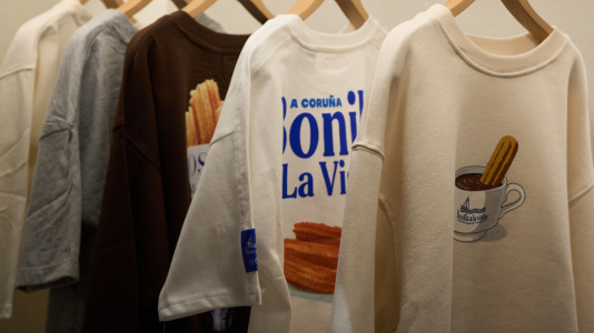 Hay camisetas y sudaderas con motivos y colores que homenajean al chocolate y los churros, mientras que la gran novedad es una colonia de cacao