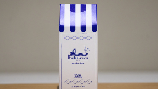 Hay camisetas y sudaderas con motivos y colores que homenajean al chocolate y los churros, mientras que la gran novedad es una colonia de cacao