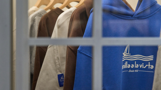 Hay camisetas y sudaderas con motivos y colores que homenajean al chocolate y los churros, mientras que la gran novedad es una colonia de cacao