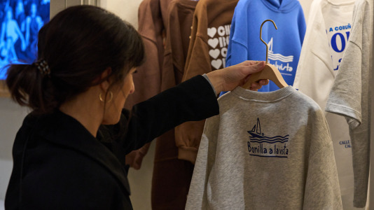 Hay camisetas y sudaderas con motivos y colores que homenajean al chocolate y los churros, mientras que la gran novedad es una colonia de cacao