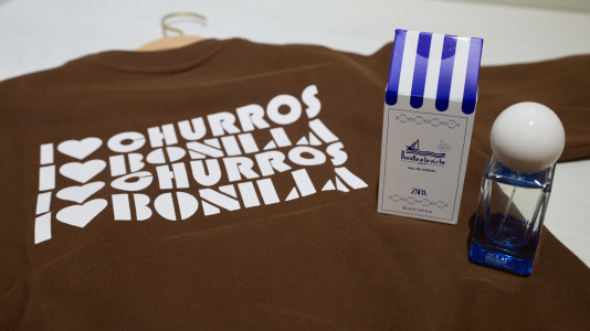 Hay camisetas y sudaderas con motivos y colores que homenajean al chocolate y los churros, mientras que la gran novedad es una colonia de cacao
