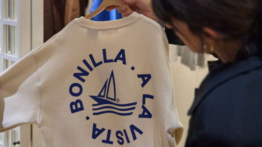 Hay camisetas y sudaderas con motivos y colores que homenajean al chocolate y los churros, mientras que la gran novedad es una colonia de cacao