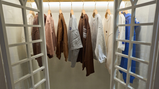 Hay camisetas y sudaderas con motivos y colores que homenajean al chocolate y los churros, mientras que la gran novedad es una colonia de cacao