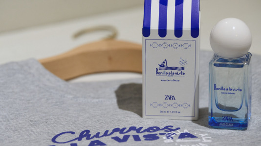 Hay camisetas y sudaderas con motivos y colores que homenajean al chocolate y los churros, mientras que la gran novedad es una colonia de cacao