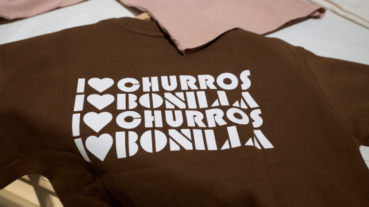 Hay camisetas y sudaderas con motivos y colores que homenajean al chocolate y los churros, mientras que la gran novedad es una colonia de cacao