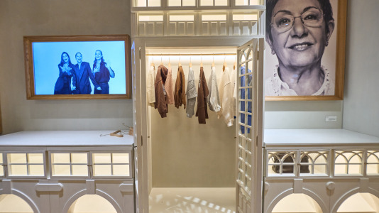 Hay camisetas y sudaderas con motivos y colores que homenajean al chocolate y los churros, mientras que la gran novedad es una colonia de cacao