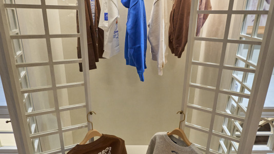 Hay camisetas y sudaderas con motivos y colores que homenajean al chocolate y los churros, mientras que la gran novedad es una colonia de cacao