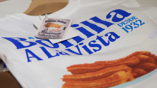 Hay camisetas y sudaderas con motivos y colores que homenajean al chocolate y los churros, mientras que la gran novedad es una colonia de cacao