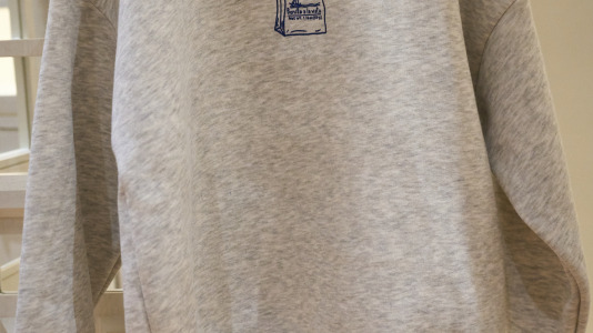 Hay camisetas y sudaderas con motivos y colores que homenajean al chocolate y los churros, mientras que la gran novedad es una colonia de cacao