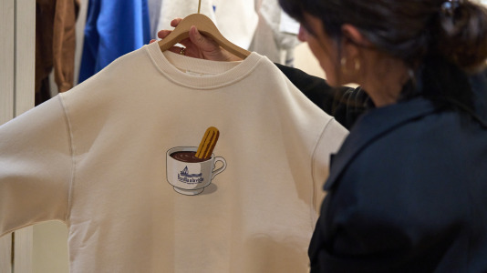 Hay camisetas y sudaderas con motivos y colores que homenajean al chocolate y los churros, mientras que la gran novedad es una colonia de cacao