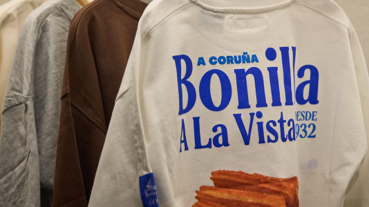 Hay camisetas y sudaderas con motivos y colores que homenajean al chocolate y los churros, mientras que la gran novedad es una colonia de cacao