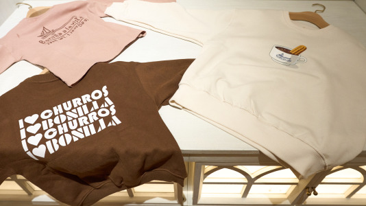 Hay camisetas y sudaderas con motivos y colores que homenajean al chocolate y los churros, mientras que la gran novedad es una colonia de cacao