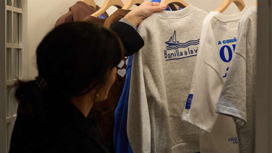 Hay camisetas y sudaderas con motivos y colores que homenajean al chocolate y los churros, mientras que la gran novedad es una colonia de cacao