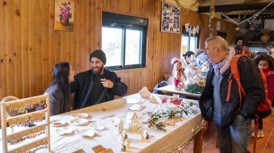 Aprovechando las fiestas navideñas Oza-Cesuras celebra su mercado de artesanía 