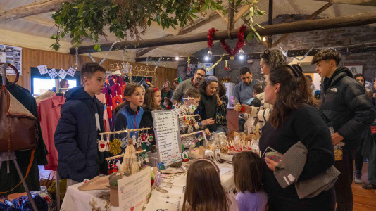 Aprovechando las fiestas navideñas Oza-Cesuras celebra su mercado de artesanía 