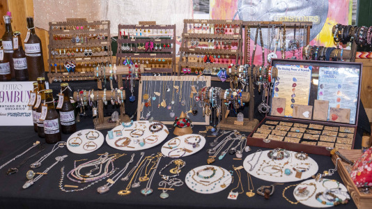 Aprovechando las fiestas navideñas Oza-Cesuras celebra su mercado de artesanía 