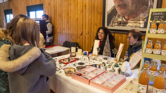 Aprovechando las fiestas navideñas Oza-Cesuras celebra su mercado de artesanía 