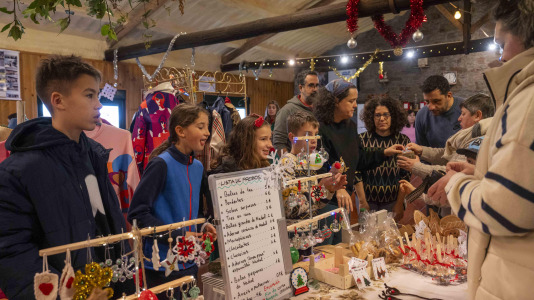 Aprovechando las fiestas navideñas Oza-Cesuras celebra su mercado de artesanía 