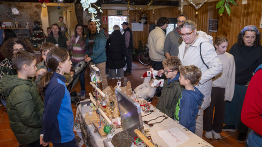 Aprovechando las fiestas navideñas Oza-Cesuras celebra su mercado de artesanía 