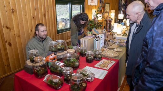 Aprovechando las fiestas navideñas Oza-Cesuras celebra su mercado de artesanía 