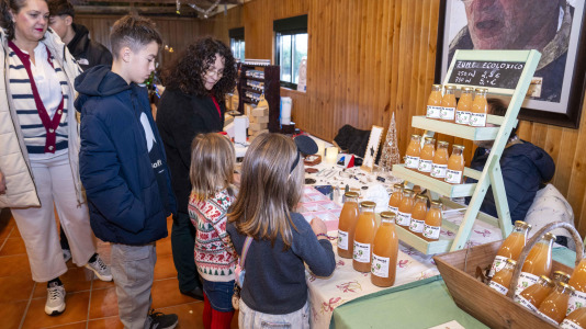Aprovechando las fiestas navideñas Oza-Cesuras celebra su mercado de artesanía 
