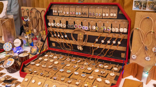 Aprovechando las fiestas navideñas Oza-Cesuras celebra su mercado de artesanía 