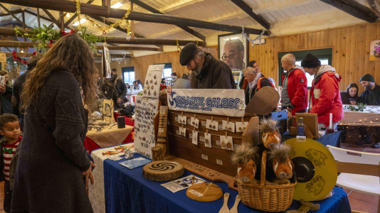 Aprovechando las fiestas navideñas Oza-Cesuras celebra su mercado de artesanía 