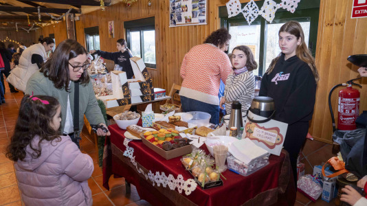 Aprovechando las fiestas navideñas Oza-Cesuras celebra su mercado de artesanía 