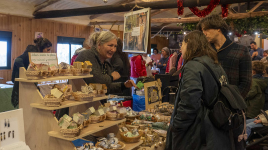 Aprovechando las fiestas navideñas Oza-Cesuras celebra su mercado de artesanía 