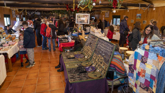 Aprovechando las fiestas navideñas Oza-Cesuras celebra su mercado de artesanía 