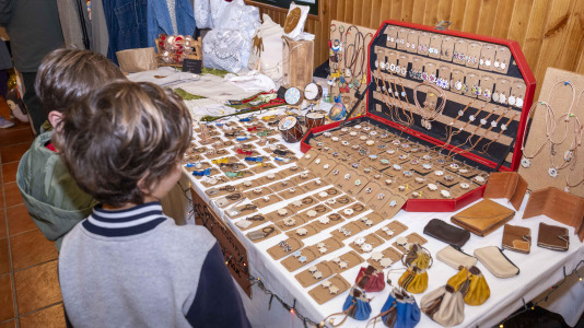 Aprovechando las fiestas navideñas Oza-Cesuras celebra su mercado de artesanía 