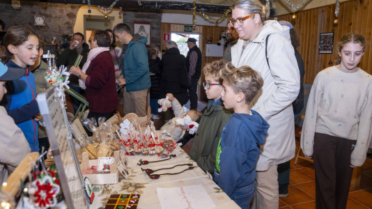 Aprovechando las fiestas navideñas Oza-Cesuras celebra su mercado de artesanía 